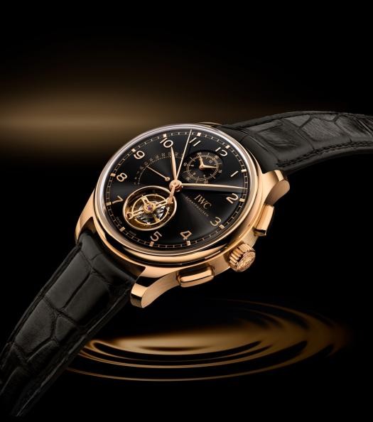 标题IWC万国表发布葡萄牙系列陀飞轮逆跳计时腕表 搭配18K ARMOR GOLD®硬金材质与曜石黑表盘